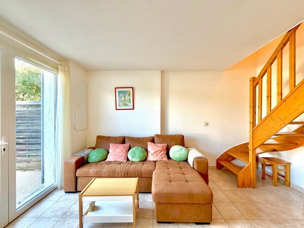 تلفزيون، تنس طاولة، كُتُب