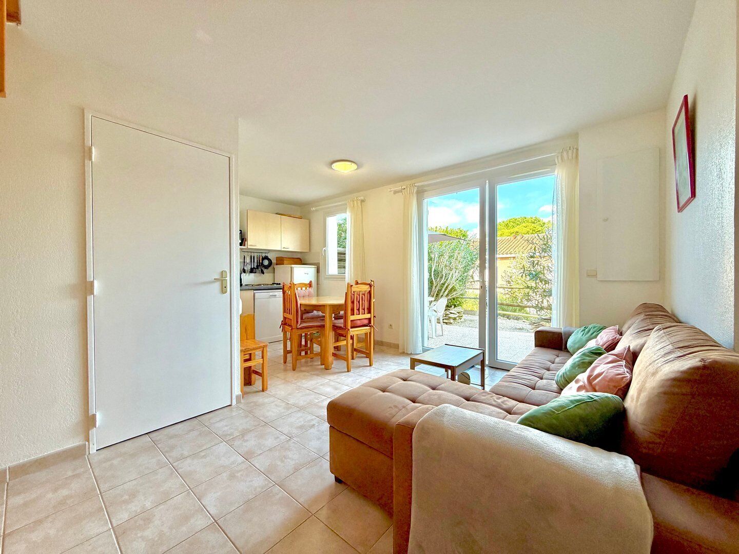 Télévision, table de tennis de table, livres