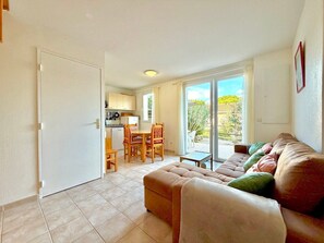 Télévision, table de tennis de table, livres