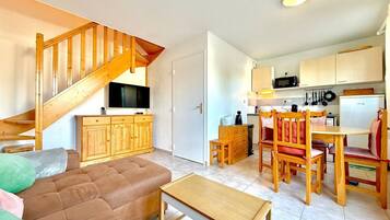 Televisor, taula de tennis de taula i llibres