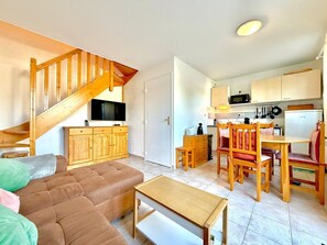 Televisión, mesa de ping pong, libros