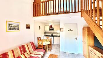 Una televisión, una mesa de tenis de mesa