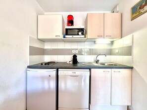 Refrigerador, microondas, lavavajillas y cafetera y tetera 