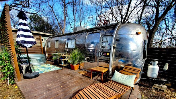 Terrace/patio - Sleek Retro Airstream Rental for Glamping for Two near Downtown Austin (Austin)