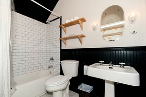 Sèche-cheveux, serviettes fournies, savon, shampoing