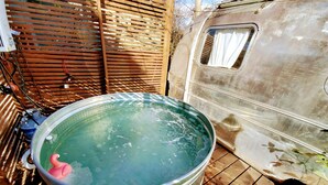 Outdoor spa tub - Sleek Retro Airstream Rental for Glamping for Two near Downtown Austin (Austin)