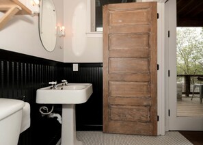 Hiustenkuivaaja, pyyhkeet, saippua, sampoo