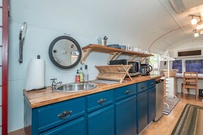 Cafetera y tetera, refrigerador, microondas y horno 