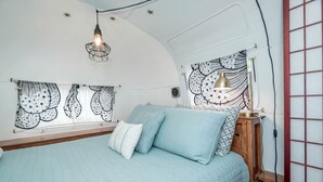 Room - Sleek Retro Airstream Rental for Glamping for Two near Downtown Austin (Austin)