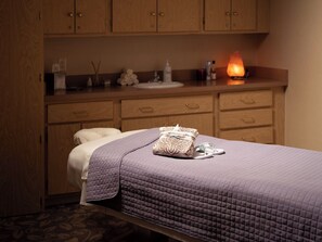 Steam room, deep-tissue massages, Swedish massages, prenatal massages - The Crescent (Verona)