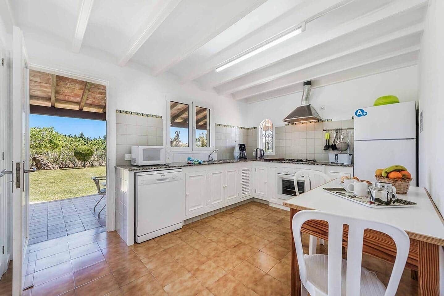 Kylskåp, mikrovågsugn, ugn och diskmaskin