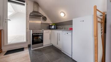 Frigorifero, microonde, forno, piano cottura