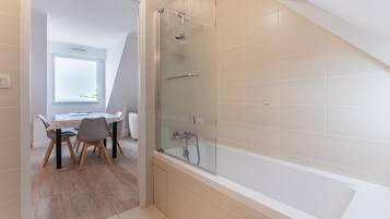 Douche, sĂšche-cheveux, serviettes fournies