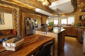 Fridge, microwave, oven, stovetop - Country House 'Kerdrean' with Shared Terrace and Wi-Fi (Cléguérec)