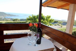 Outdoor dining - Charming Cabin In Primosten - Sea View (Primošten)