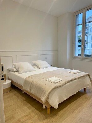 Silitysrauta/-lauta, Wi-Fi, vuodevaatteet