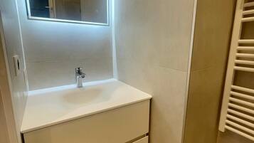 Dutxa, assecador de cabells, tovalloles i sabó