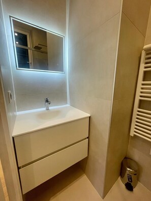 Suihku, hiustenkuivaaja, pyyhkeet, saippua