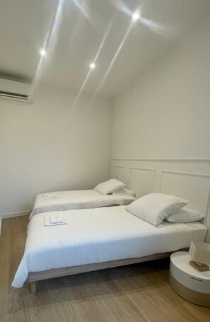 Silitysrauta/-lauta, Wi-Fi, vuodevaatteet