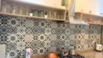 Fridge, oven, stovetop, coffee/tea maker