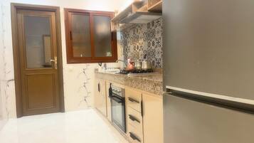 Køleskab, ovn, kogeplade, kaffe-/temaskine