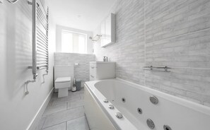 Douche, baignoire à jets, serviettes fournies, savon
