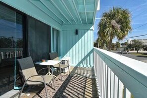 Outdoor dining - Condo 224 Beautiful Cedar key (Cedar Key)