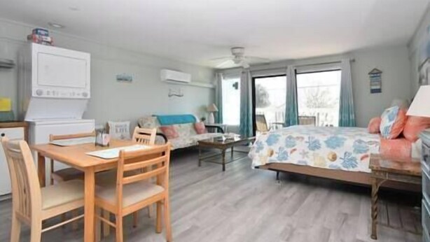 A room with a bed, a desk, a chair, and a window. - Condo 224 Beautiful Cedar key (Cedar Key)