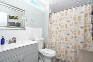 Shower, towels - Condo 224 Beautiful Cedar key (Cedar Key)