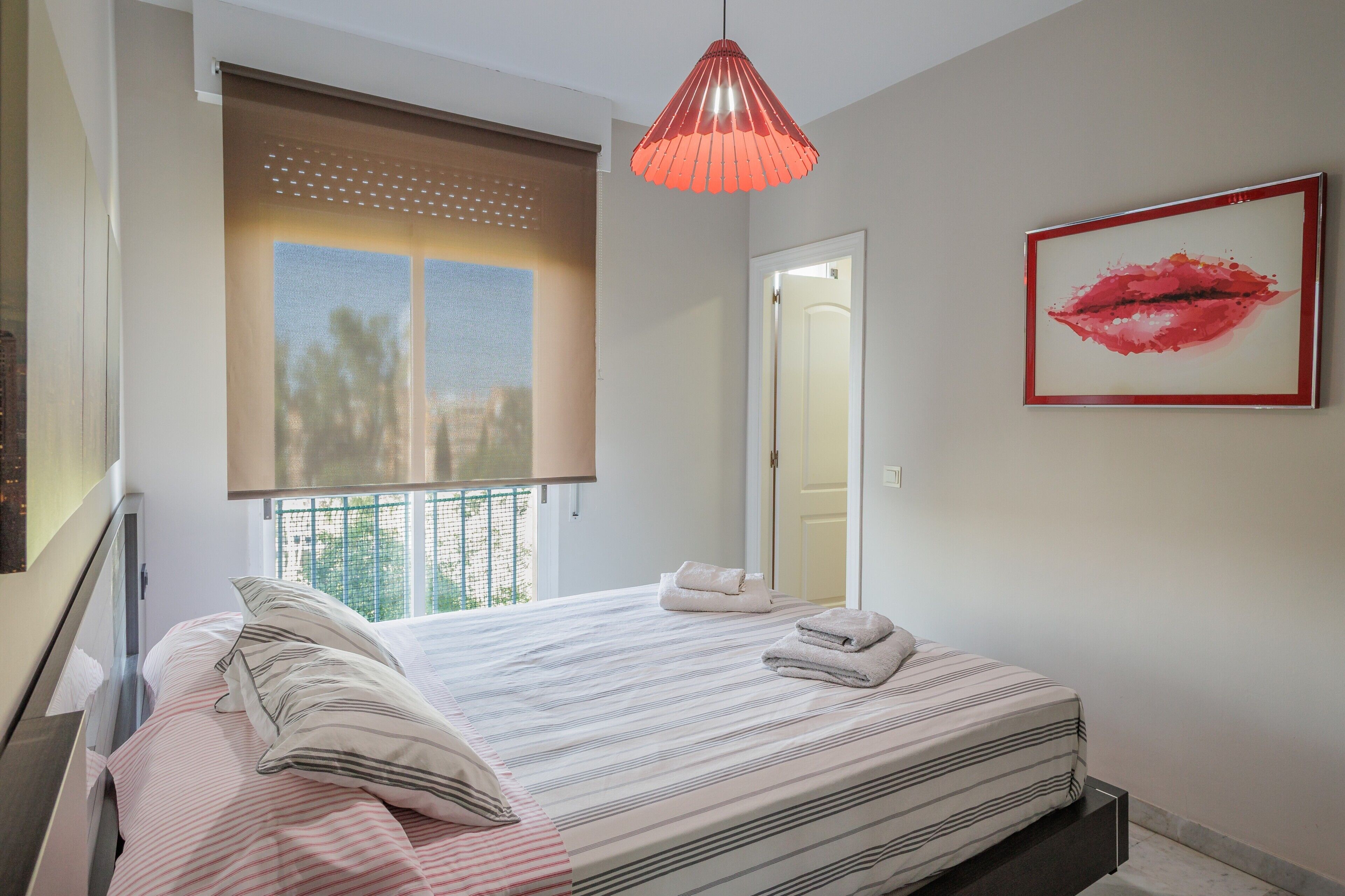 3 habitaciones, tabla de planchar con plancha, wifi y ropa de cama 