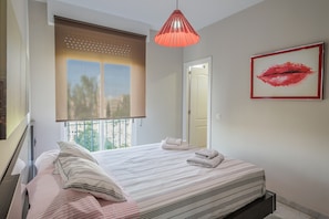 3 bedrooms, iron/ironing board, WiFi, bed sheets - Apartment 'Palacio De Congresos' with Wi-Fi and Air Conditioning (Sevilla)