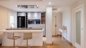 Een koelkast, een microgolfoven, een oven, een kookplaat