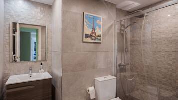 Ducha, secador de pelo y toallas