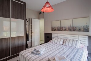 3 عدّة غرف نوم ومكواة/لوح كي وواي فاي وملاءات أسرّة