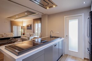 Frigorifero, microonde, forno, piano cottura