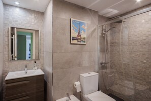 Shower, hair dryer, towels - Apartment 'Palacio De Congresos' with Wi-Fi and Air Conditioning (Sevilla)