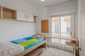 3 عدّة غرف نوم ومكواة/لوح كي وواي فاي وملاءات أسرّة