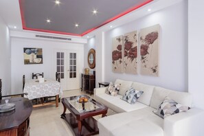 TV - 'Airport Palacio Congresos' Apartment with Wi-Fi and Air Conditioning (Sevilla)