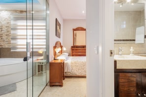 Shower, hair dryer, towels - 'Airport Palacio Congresos' Apartment with Wi-Fi and Air Conditioning (Sevilla)