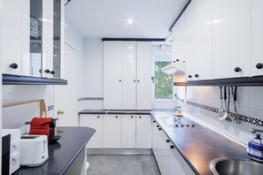 Frigorifero, microonde, forno, piano cottura