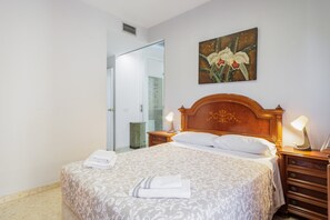 2 bedrooms, iron/ironing board, WiFi, bed sheets - 'Airport Palacio Congresos' Apartment with Wi-Fi and Air Conditioning (Sevilla)