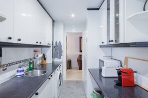 Frigorifero, microonde, forno, piano cottura