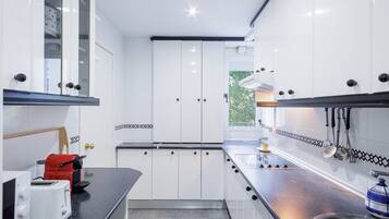 Een koelkast, een magnetron, een oven, een kookplaat