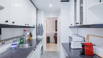 Frigorífico, microondas, horno y placa de cocina