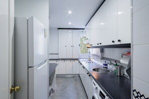 Een koelkast, een magnetron, een oven, een kookplaat