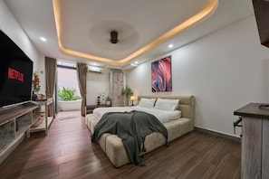 Romantic Double Room, 1 Queen Bed, Patio, Courtyard View | Individually furnished, blackout drapes, soundproofing, free WiFi - Green Riverside Hotel (thanh pho ho chi minh)