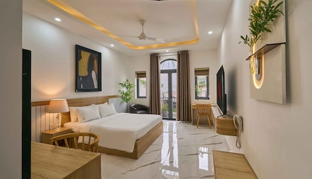Panoramic Double Room, Balcony, City View | Interior detail. Green Riverside Hotel