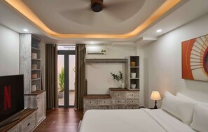 Romantic Double Room, 1 Queen Bed, Patio, Courtyard View | Individually furnished, blackout drapes, soundproofing, free WiFi - Green Riverside Hotel (thanh pho ho chi minh)