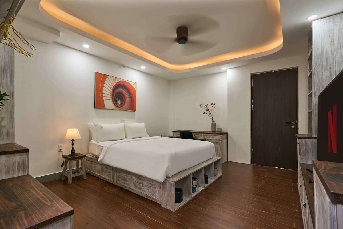 Romantic Double Room, 1 Queen Bed, Patio, Courtyard View | Individually furnished, blackout curtains, soundproofing, free WiFi