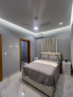 3 habitaciones, tabla de planchar con plancha, wifi y ropa de cama